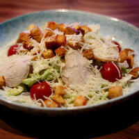 купить Салат Цезарь с куриной грудкой Салат Цезарь с куриной грудкой заказать доставку ROJO ресторан Алматы